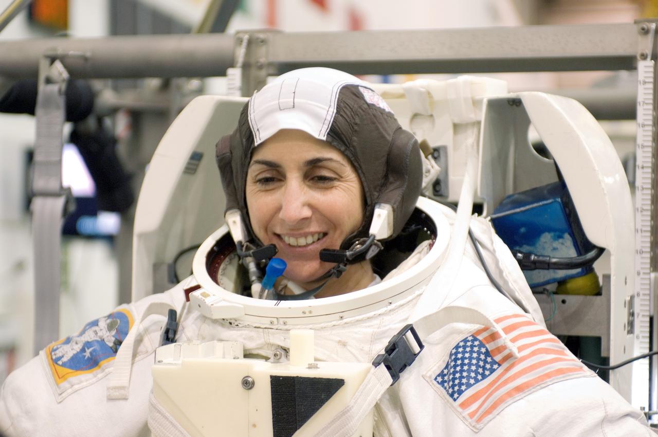 JSC2008-E-044825 (4 June 2008) --- NASA astronaut Nicole Stott, Expedition 20/21 flight engineer, awaits the start of a training session in the waters of the Neutral Buoyancy Laboratory (NBL) near NASA's Johnson Space Center. Stott is wearing a training version of her Extravehicular Mobility Unit (EMU) spacesuit.