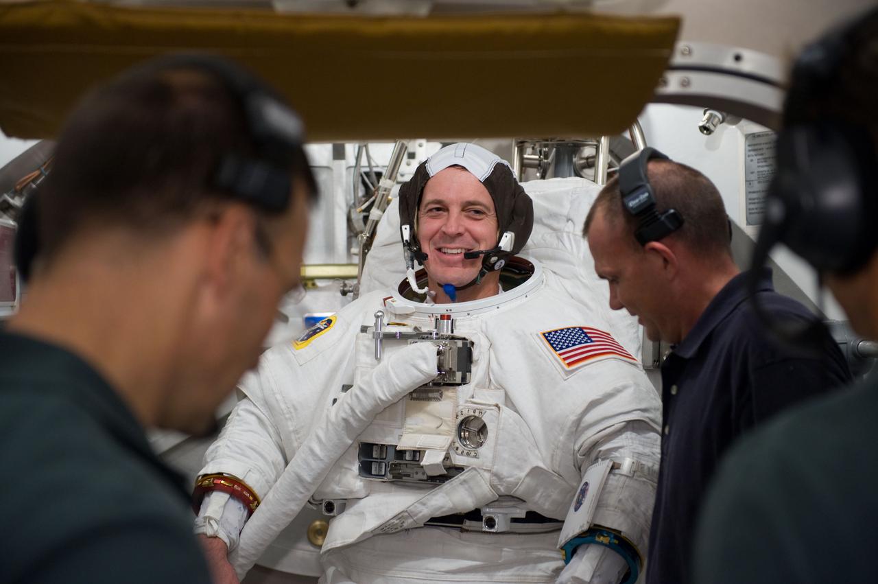 Date: 11-04-08 Location: Bldg 7, SSATA Subject: SSATA crew training and EMU verification for STS-119 crew member Ricky Arnold. STB-SS-1862 Photographer: Blair