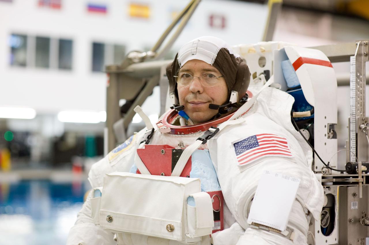 PHOTO DATE:11-06-08 LOCATION: NBL SUBJECT: Expedition 19 crew members Mike Barratt and Gennady Padalka during EVA training at the NBL PHOTOGRAPHER: BILL STAFFORD X34753
