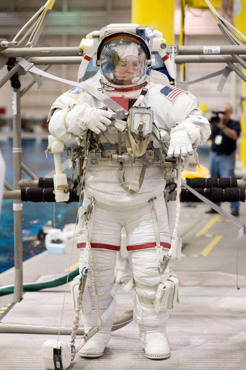 PHOTO DATE:11-06-08 LOCATION: NBL SUBJECT: Expedition 19 crew members Mike Barratt and Gennady Padalka during EVA training at the NBL PHOTOGRAPHER: BILL STAFFORD X34753