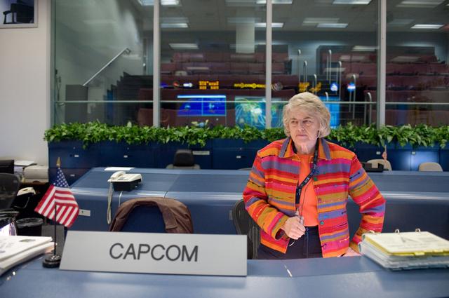 NASA image: STS-126/ULF2 Orbit 3 flight controllers on console. Cover WFCR, FCR-1 and all the back rooms. 