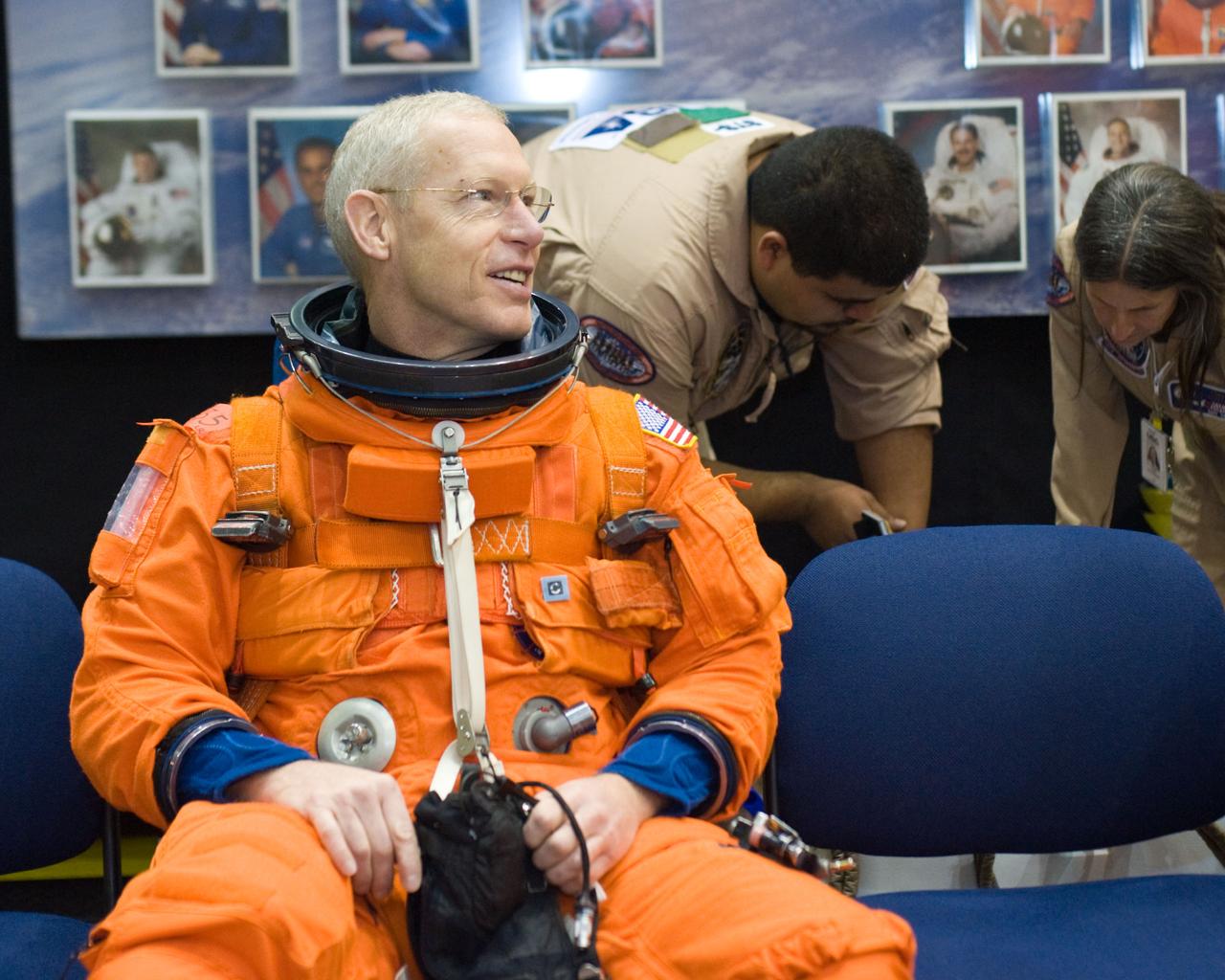PHOTO DATE: 01-08-09 LOCATION: Bldg. 9NW - CCT II Mockup SUBJECT:  STS-128 crew during CCT BAILOUT with Expedition astronaut Nicole Stott. PHOTOGRAPHER: Devin Boldt