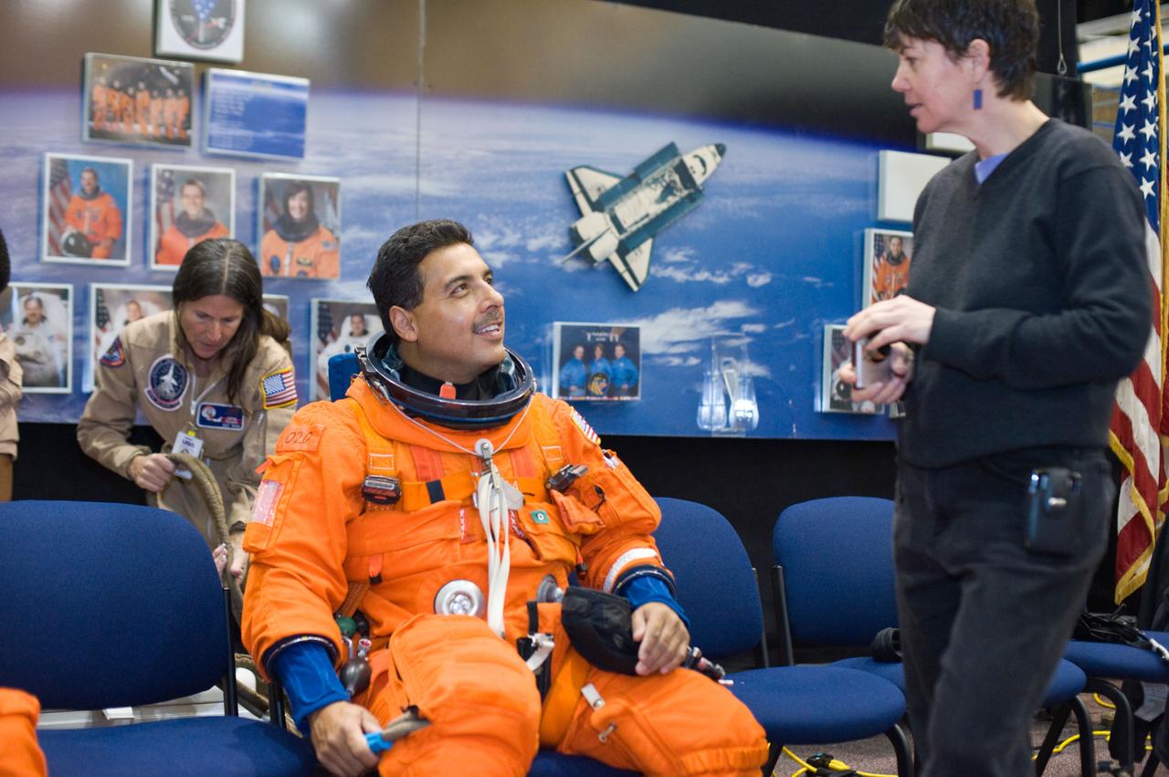 PHOTO DATE: 01-08-09 LOCATION: Bldg. 9NW - CCT II Mockup SUBJECT:  STS-128 crew during CCT BAILOUT with Expedition astronaut Nicole Stott. PHOTOGRAPHER: Devin Boldt