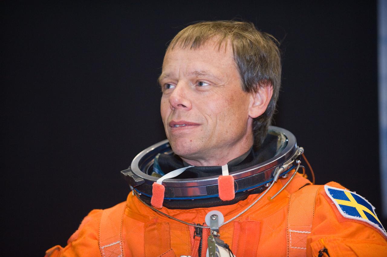 PHOTO DATE: 01-08-09 LOCATION: Bldg. 9NW - CCT II Mockup SUBJECT:  STS-128 crew during CCT BAILOUT with Expedition astronaut Nicole Stott. PHOTOGRAPHER: Devin Boldt