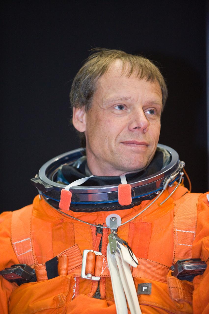 PHOTO DATE: 01-08-09 LOCATION: Bldg. 9NW - CCT II Mockup SUBJECT:  STS-128 crew during CCT BAILOUT with Expedition astronaut Nicole Stott. PHOTOGRAPHER: Devin Boldt