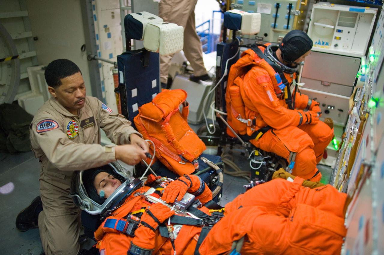 PHOTO DATE: 01-08-09 LOCATION: Bldg. 9NW - CCT II Mockup SUBJECT:  STS-128 crew during CCT BAILOUT with Expedition astronaut Nicole Stott. PHOTOGRAPHER: Devin Boldt