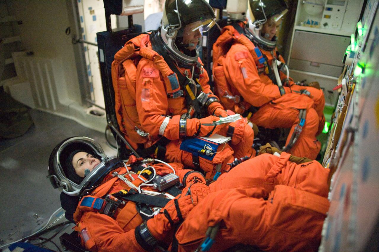 PHOTO DATE: 01-08-09 LOCATION: Bldg. 9NW - CCT II Mockup SUBJECT:  STS-128 crew during CCT BAILOUT with Expedition astronaut Nicole Stott. PHOTOGRAPHER: Devin Boldt