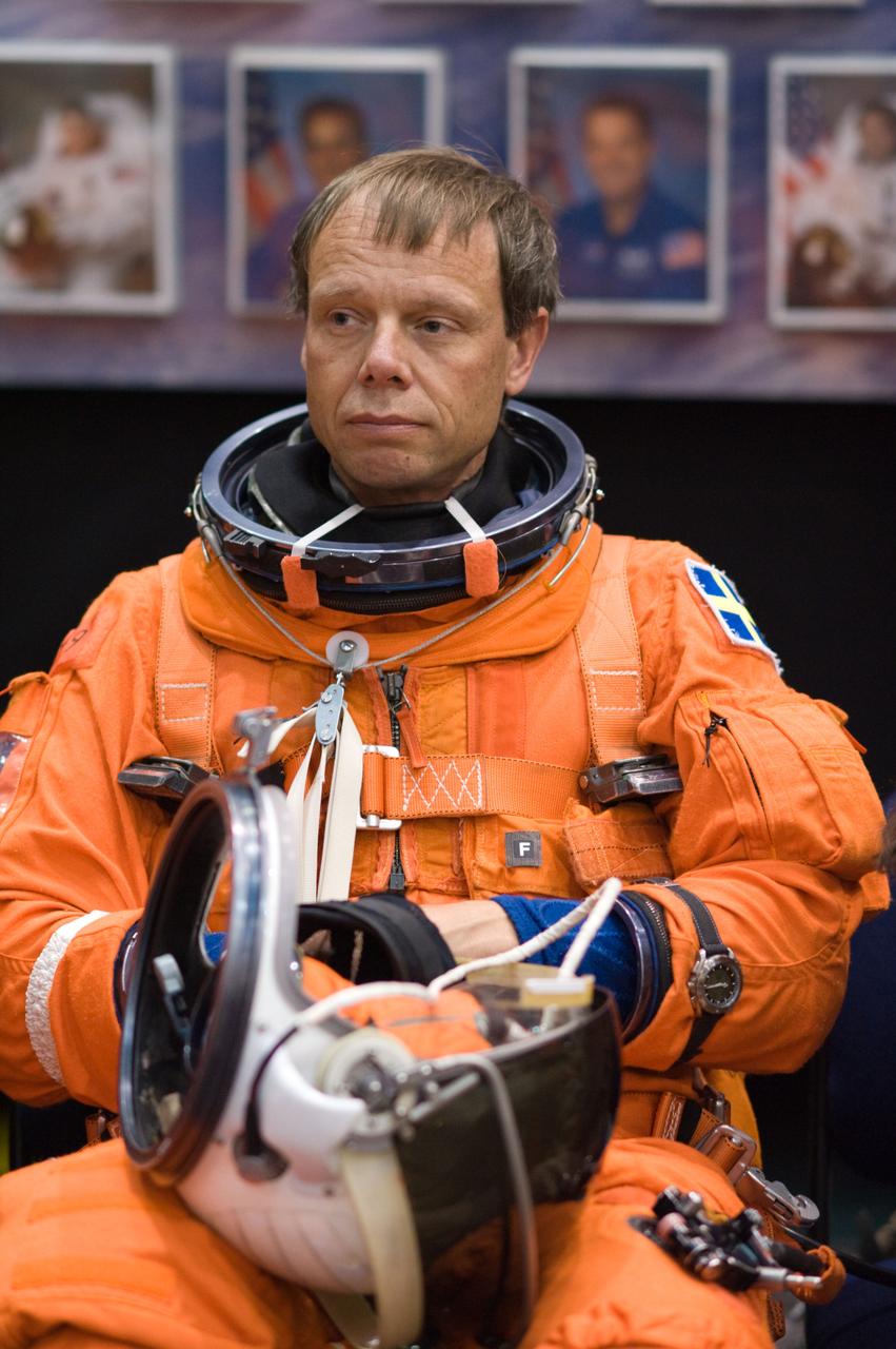 STS-128 crew during CCT BAILOUT with Expedition astronaut Nicole Stott. 