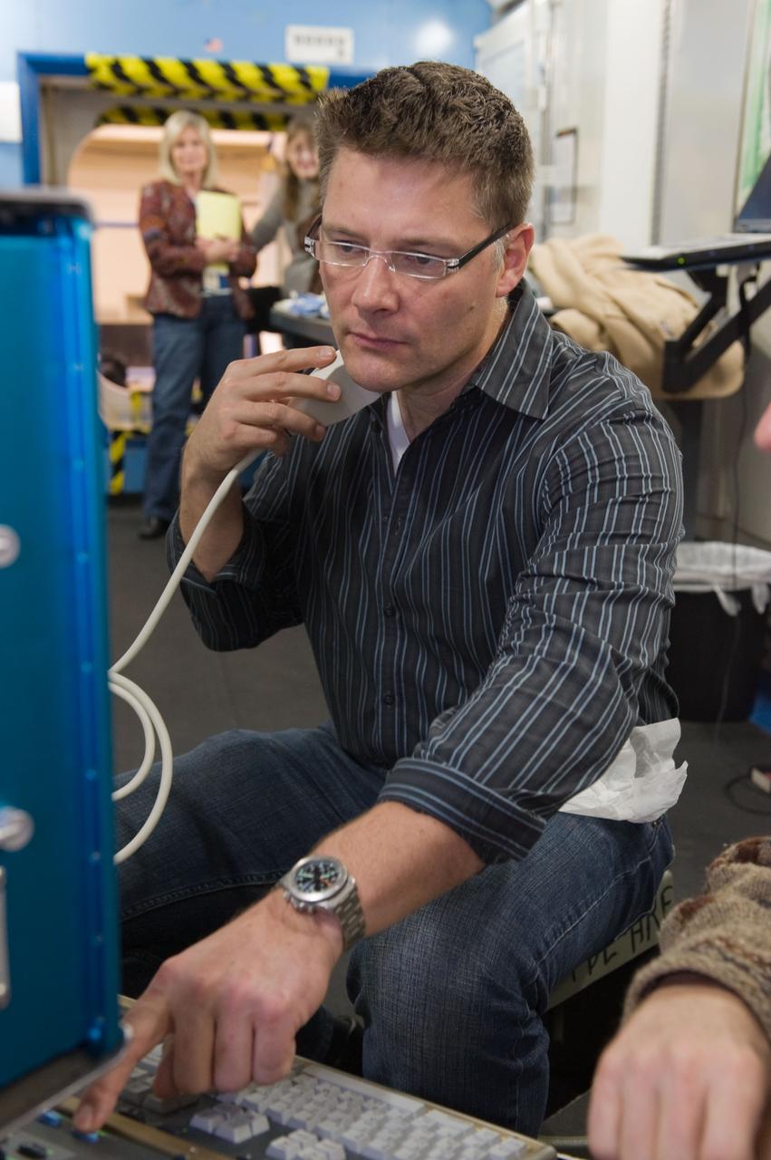 Date: 01-12-09 Location: Bldg 9NW, PLD Subject: Expedition Prefligth Training with Doug Wheelock. Cardio Ambulatory Monitoring, CCISS Task and Sleep Ops. ISS PDL.  Photographer: Blair 