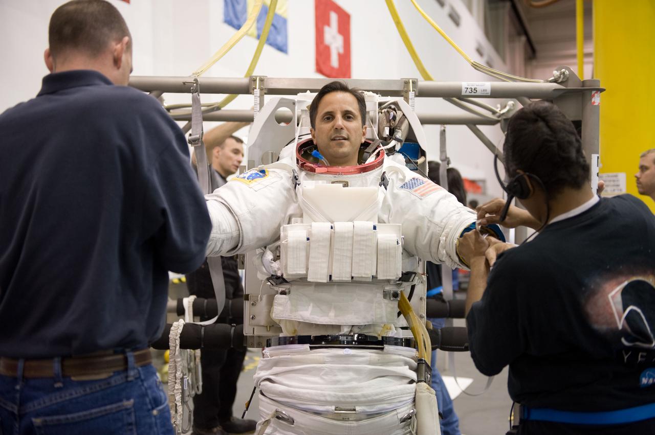 STS-119 crew training during NBL EVA3 training.