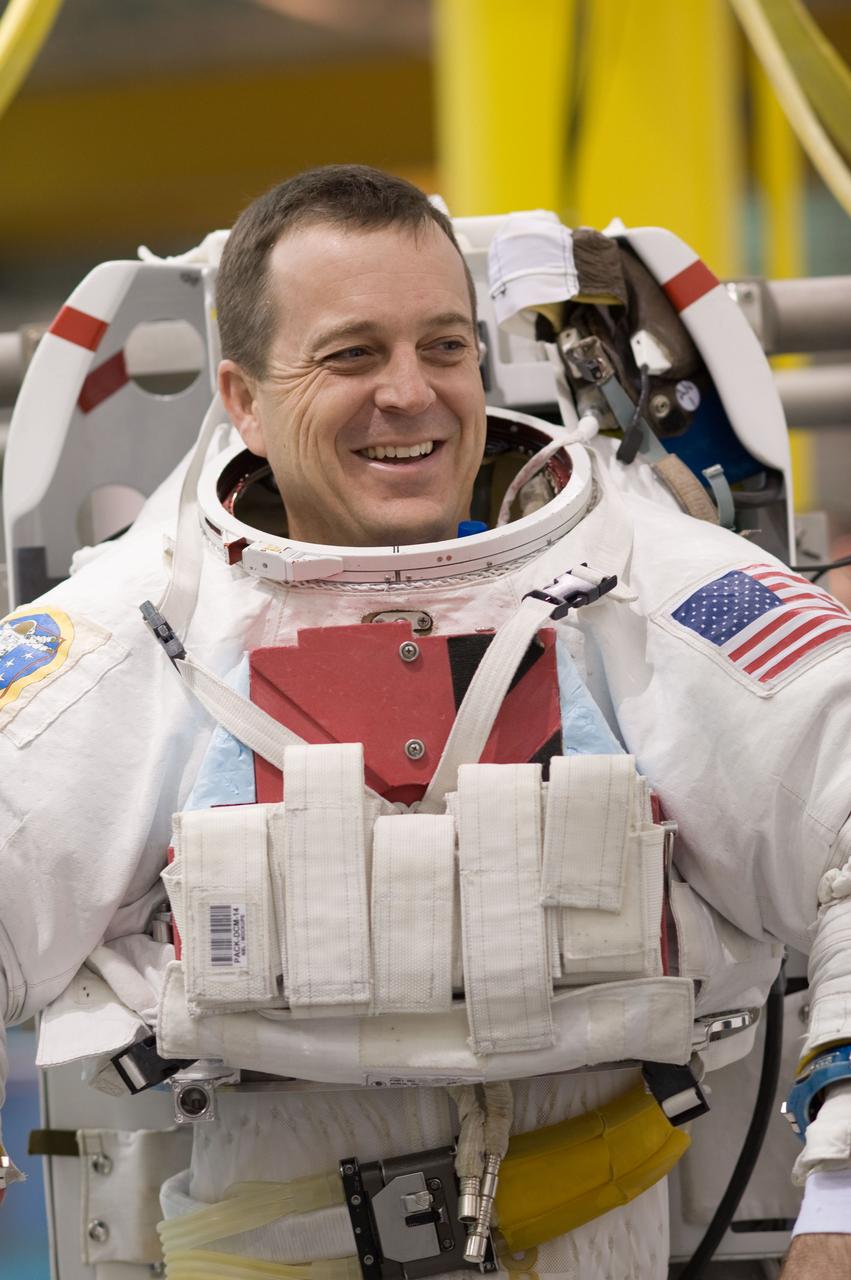 STS-119 crew training during NBL EVA3 training.