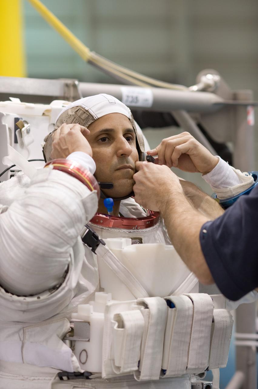 STS-119 crew training during NBL EVA3 training.