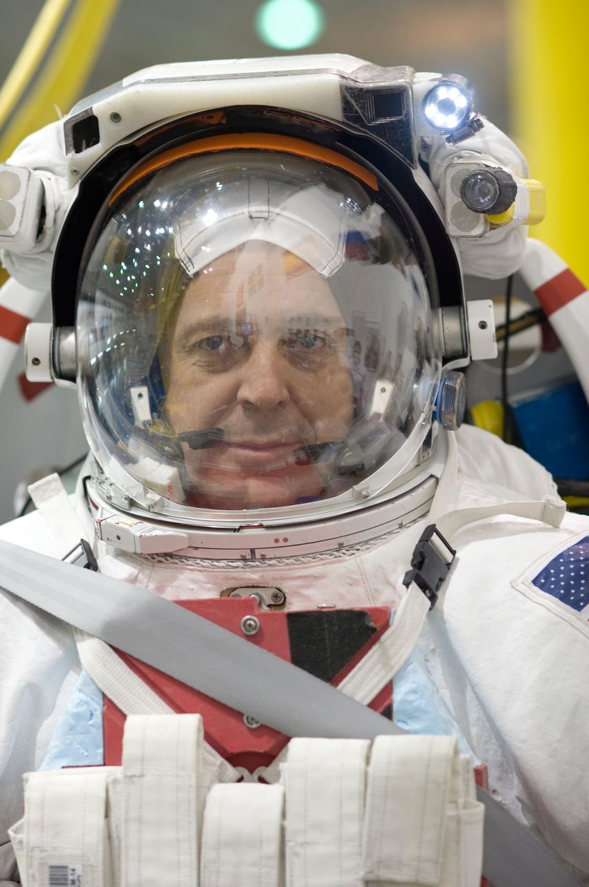 STS-119 crew training during NBL EVA3 training.