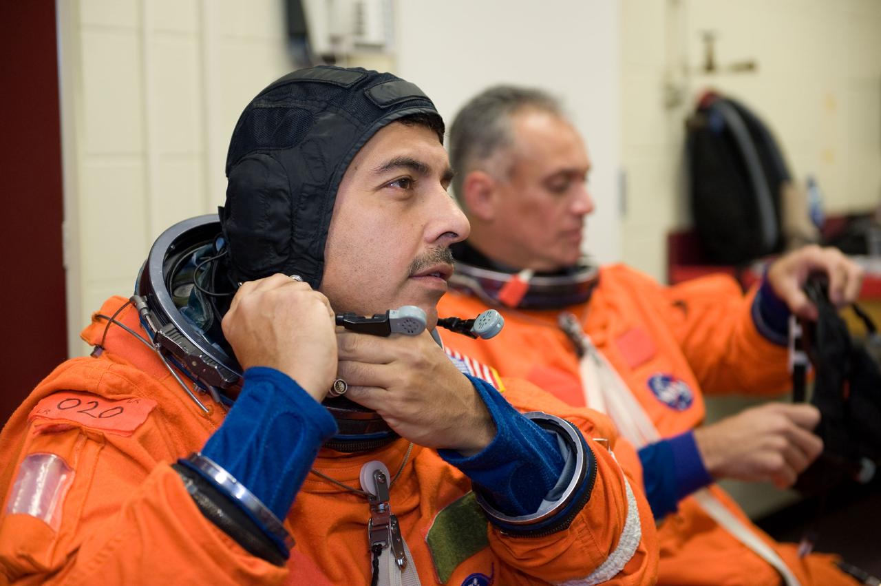 PHOTO DATE:  01-27-09 LOCATION: Bldg 9NW, FFT SUBJECT:  STS-128 crew with Expedition crew member Cady Coleman during payload egress training PHOTOGRAPHER:  BLAIR
