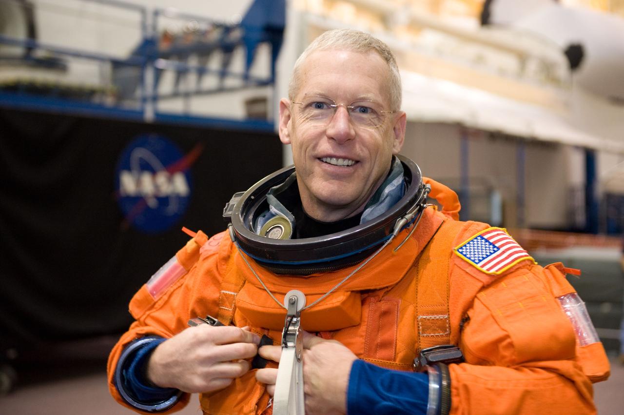 PHOTO DATE:  01-27-09 LOCATION: Bldg 9NW, FFT SUBJECT:  STS-128 crew with Expedition crew member Cady Coleman during payload egress training PHOTOGRAPHER:  BLAIR