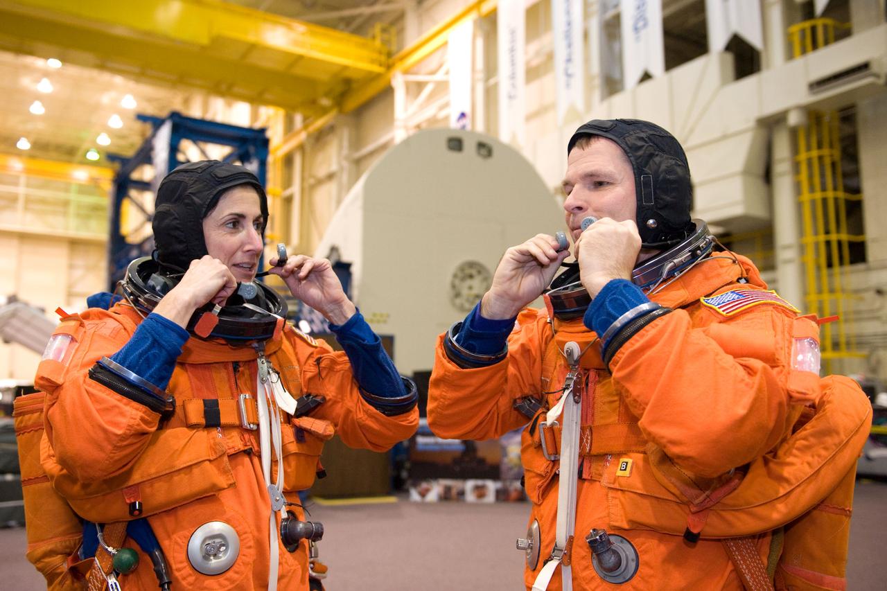 PHOTO DATE:  01-27-09 LOCATION: Bldg 9NW, FFT SUBJECT:  STS-128 crew with Expedition crew member Cady Coleman during payload egress training PHOTOGRAPHER:  BLAIR