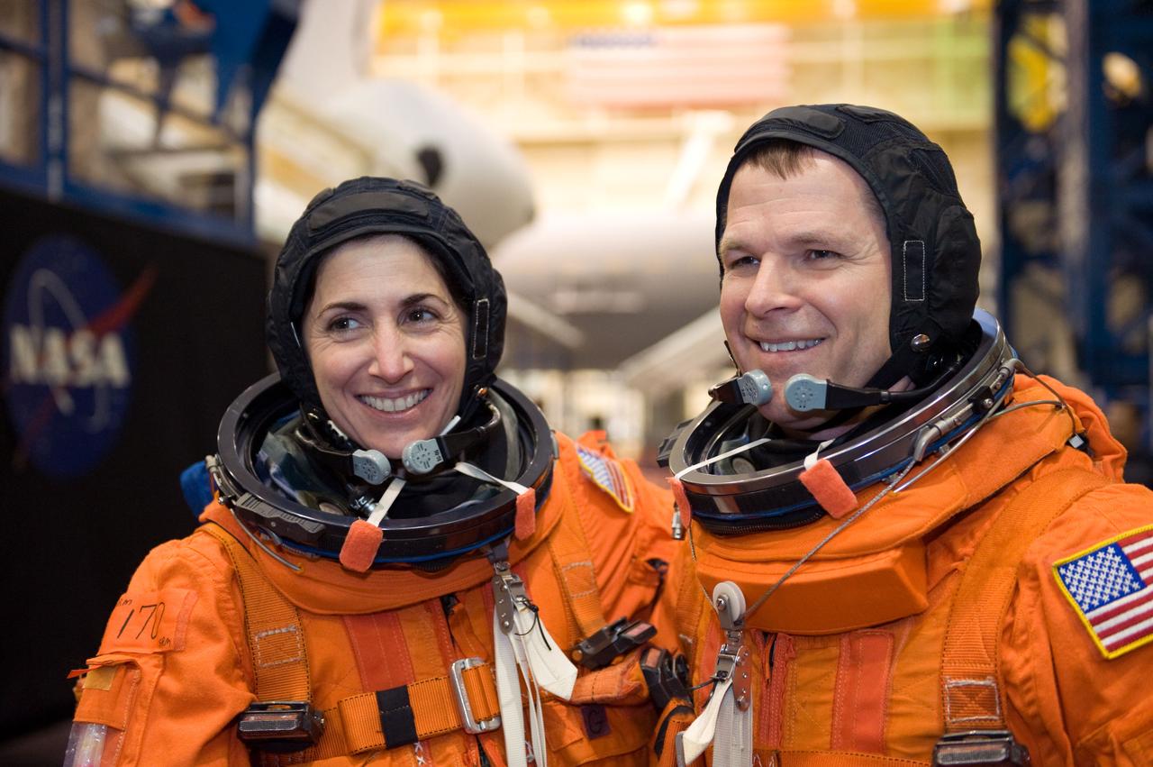 PHOTO DATE:  01-27-09 LOCATION: Bldg 9NW, FFT SUBJECT:  STS-128 crew with Expedition crew member Cady Coleman during payload egress training PHOTOGRAPHER:  BLAIR