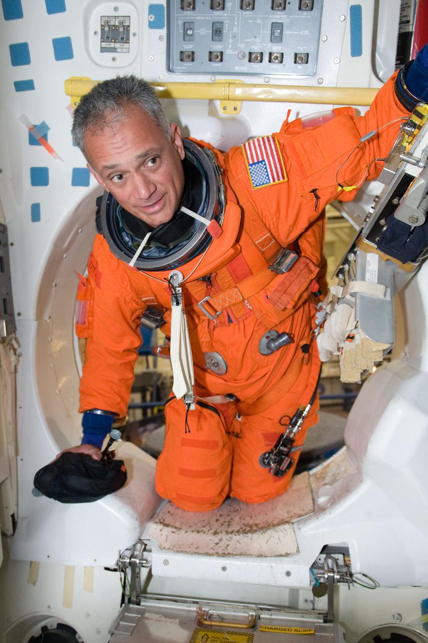 PHOTO DATE:  01-27-09 LOCATION: Bldg 9NW, FFT SUBJECT:  STS-128 crew with Expedition crew member Cady Coleman during payload egress training PHOTOGRAPHER:  BLAIR