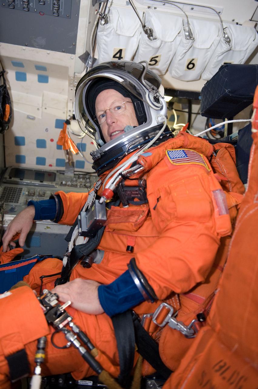 PHOTO DATE:  01-27-09 LOCATION: Bldg 9NW, FFT SUBJECT:  STS-128 crew with Expedition crew member Cady Coleman during payload egress training PHOTOGRAPHER:  BLAIR