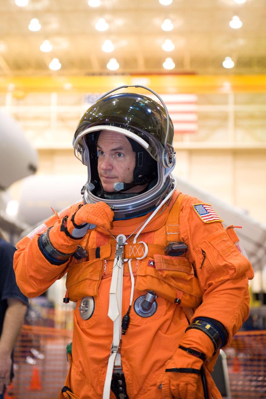 PHOTO DATE:  01-27-09 LOCATION: Bldg 9NW, FFT SUBJECT:  STS-128 crew with Expedition crew member Cady Coleman during payload egress training PHOTOGRAPHER:  BLAIR