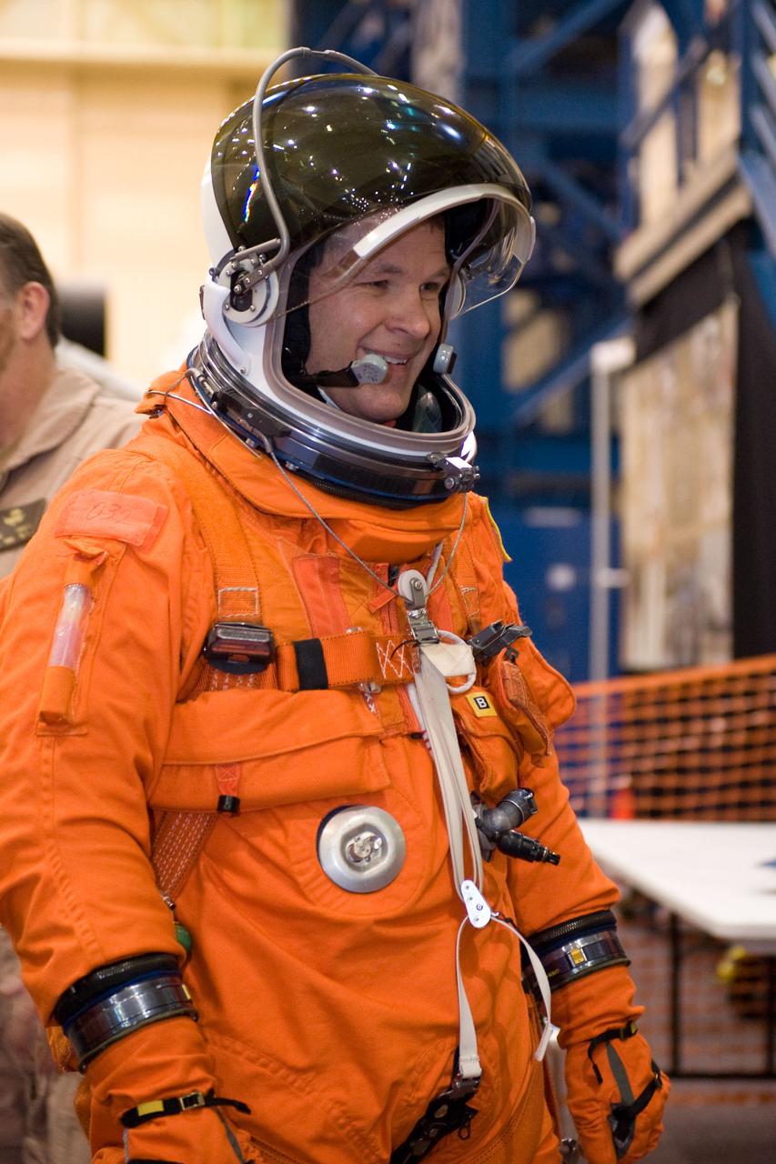 PHOTO DATE:  01-27-09 LOCATION: Bldg 9NW, FFT SUBJECT:  STS-128 crew with Expedition crew member Cady Coleman during payload egress training PHOTOGRAPHER:  BLAIR