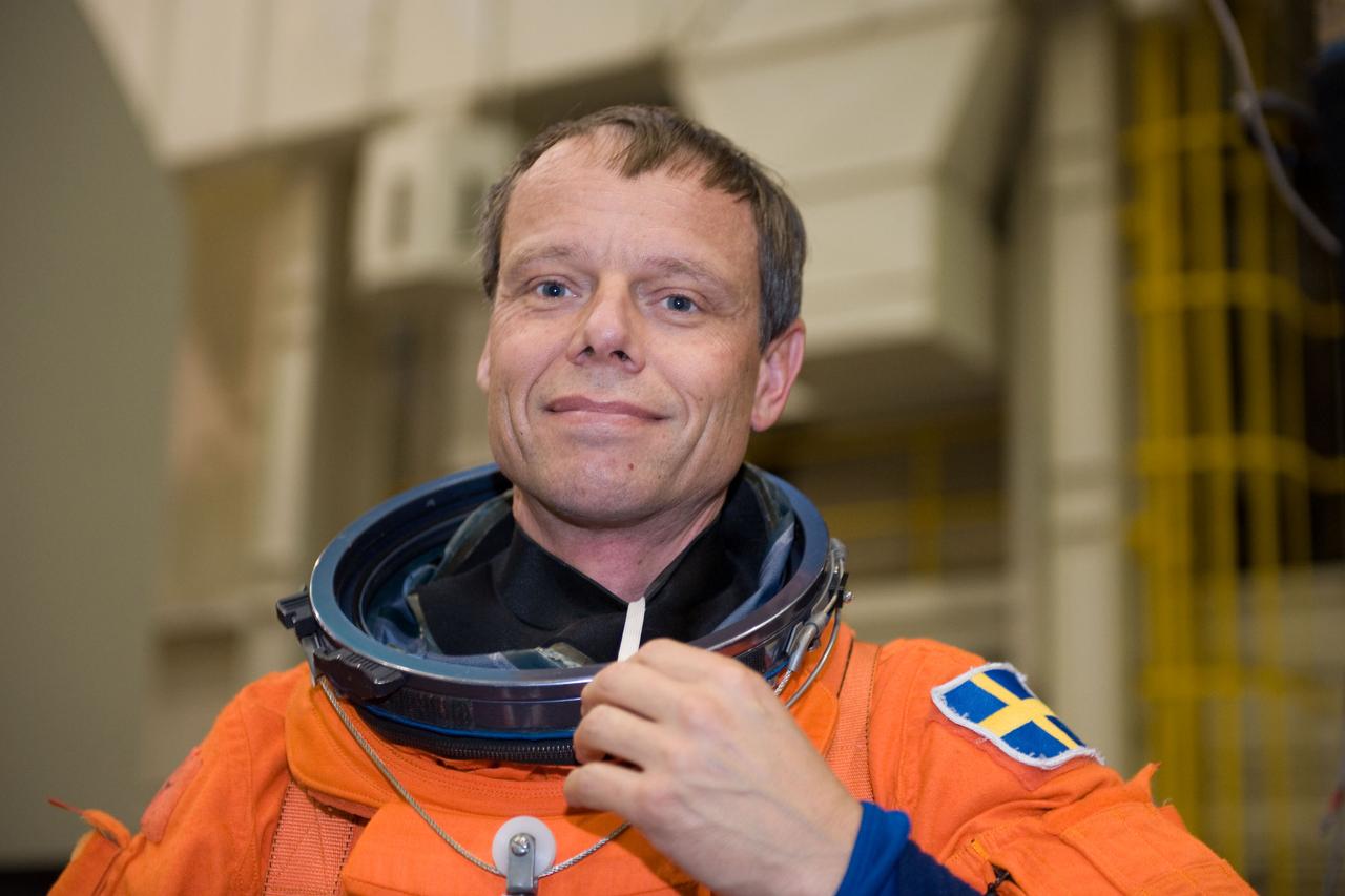 PHOTO DATE:  01-27-09 LOCATION: Bldg 9NW, FFT SUBJECT:  STS-128 crew with Expedition crew member Cady Coleman during payload egress training PHOTOGRAPHER:  BLAIR