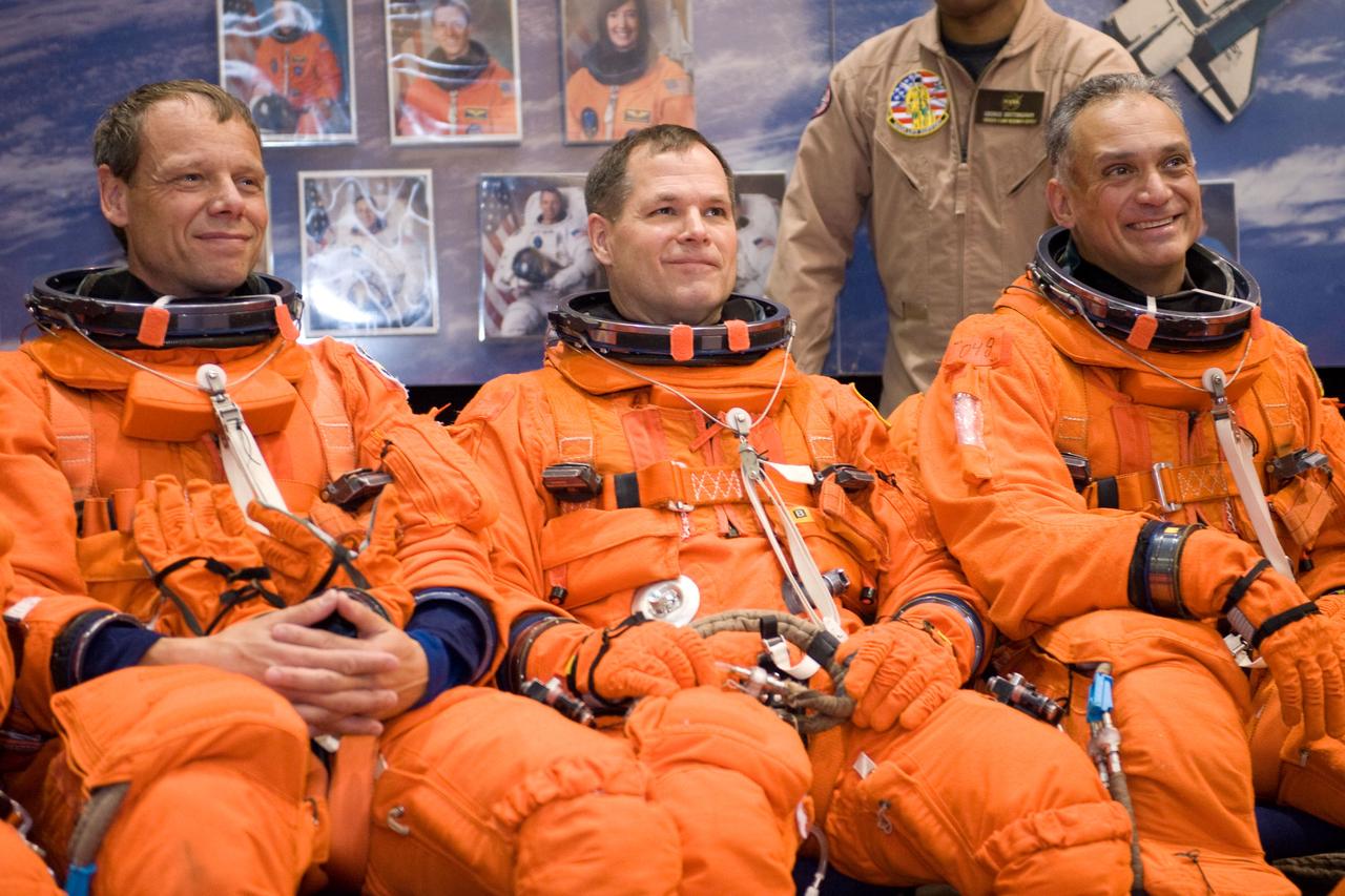 PHOTO DATE:  01-27-09 LOCATION: Bldg 9NW, FFT SUBJECT:  STS-128 crew with Expedition crew member Cady Coleman during payload egress training PHOTOGRAPHER:  BLAIR