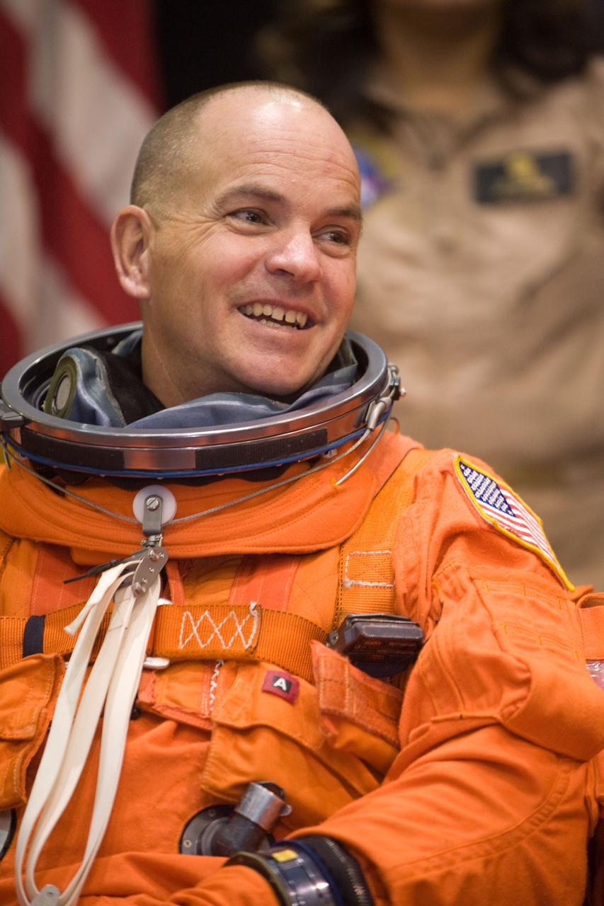 PHOTO DATE:  01-27-09 LOCATION: Bldg 9NW, FFT SUBJECT:  STS-128 crew with Expedition crew member Cady Coleman during payload egress training PHOTOGRAPHER:  BLAIR