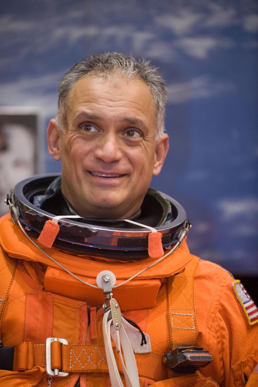 PHOTO DATE:  01-27-09 LOCATION: Bldg 9NW, FFT SUBJECT:  STS-128 crew with Expedition crew member Cady Coleman during payload egress training PHOTOGRAPHER:  BLAIR