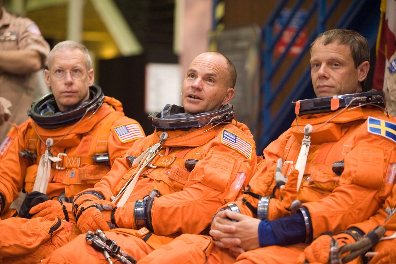 PHOTO DATE:  01-27-09 LOCATION: Bldg 9NW, FFT SUBJECT:  STS-128 crew with Expedition crew member Cady Coleman during payload egress training PHOTOGRAPHER:  BLAIR