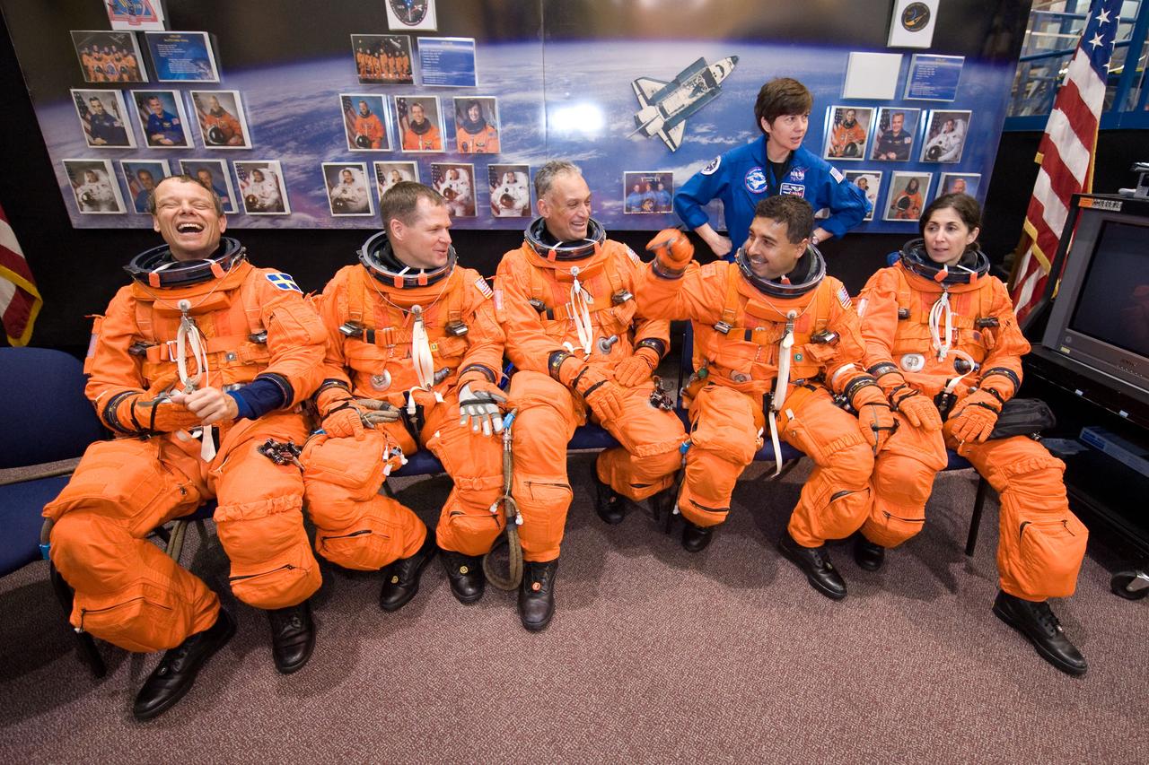 PHOTO DATE:  01-27-09 LOCATION: Bldg 9NW, FFT SUBJECT:  STS-128 crew with Expedition crew member Cady Coleman during payload egress training PHOTOGRAPHER:  BLAIR