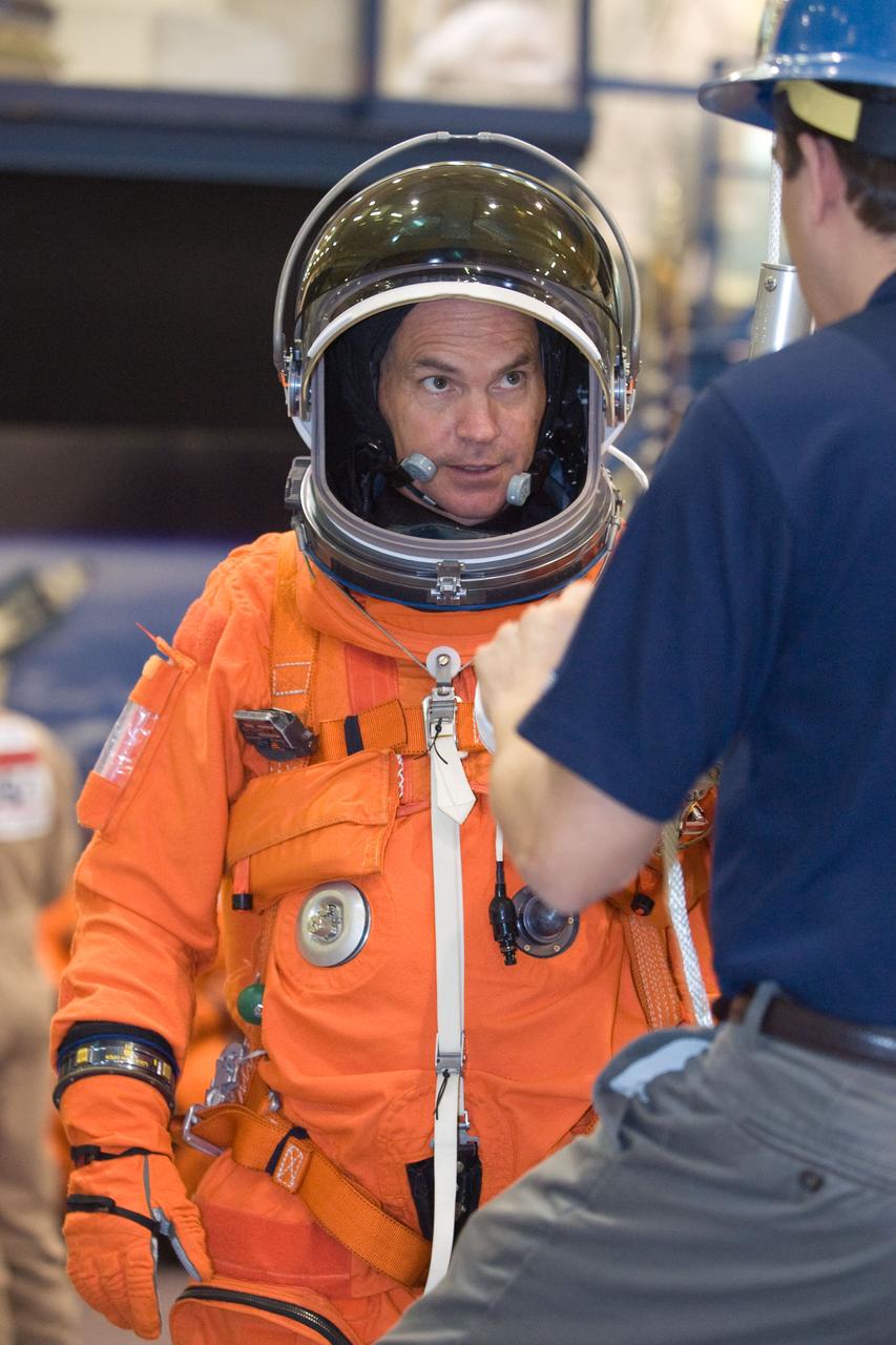 PHOTO DATE:  01-27-09 LOCATION: Bldg 9NW, FFT SUBJECT:  STS-128 crew with Expedition crew member Cady Coleman during payload egress training PHOTOGRAPHER:  BLAIR