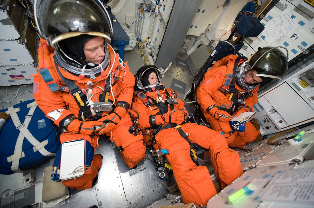 PHOTO DATE:  01-27-09 LOCATION: Bldg 9NW, FFT SUBJECT:  STS-128 crew with Expedition crew member Cady Coleman during payload egress training PHOTOGRAPHER:  BLAIR