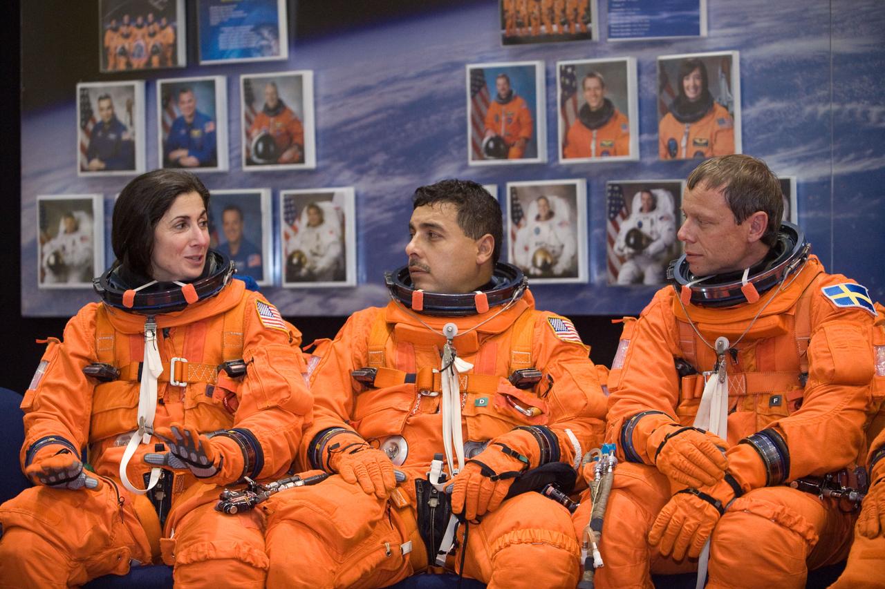 PHOTO DATE:  01-27-09 LOCATION: Bldg 9NW, FFT SUBJECT:  STS-128 crew with Expedition crew member Cady Coleman during payload egress training PHOTOGRAPHER:  BLAIR