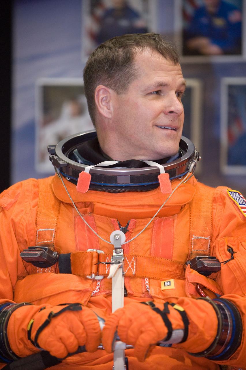 PHOTO DATE:  01-27-09 LOCATION: Bldg 9NW, FFT SUBJECT:  STS-128 crew with Expedition crew member Cady Coleman during payload egress training PHOTOGRAPHER:  BLAIR