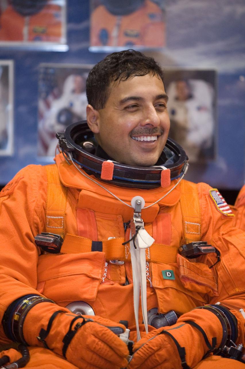 PHOTO DATE:  01-27-09 LOCATION: Bldg 9NW, FFT SUBJECT:  STS-128 crew with Expedition crew member Cady Coleman during payload egress training PHOTOGRAPHER:  BLAIR