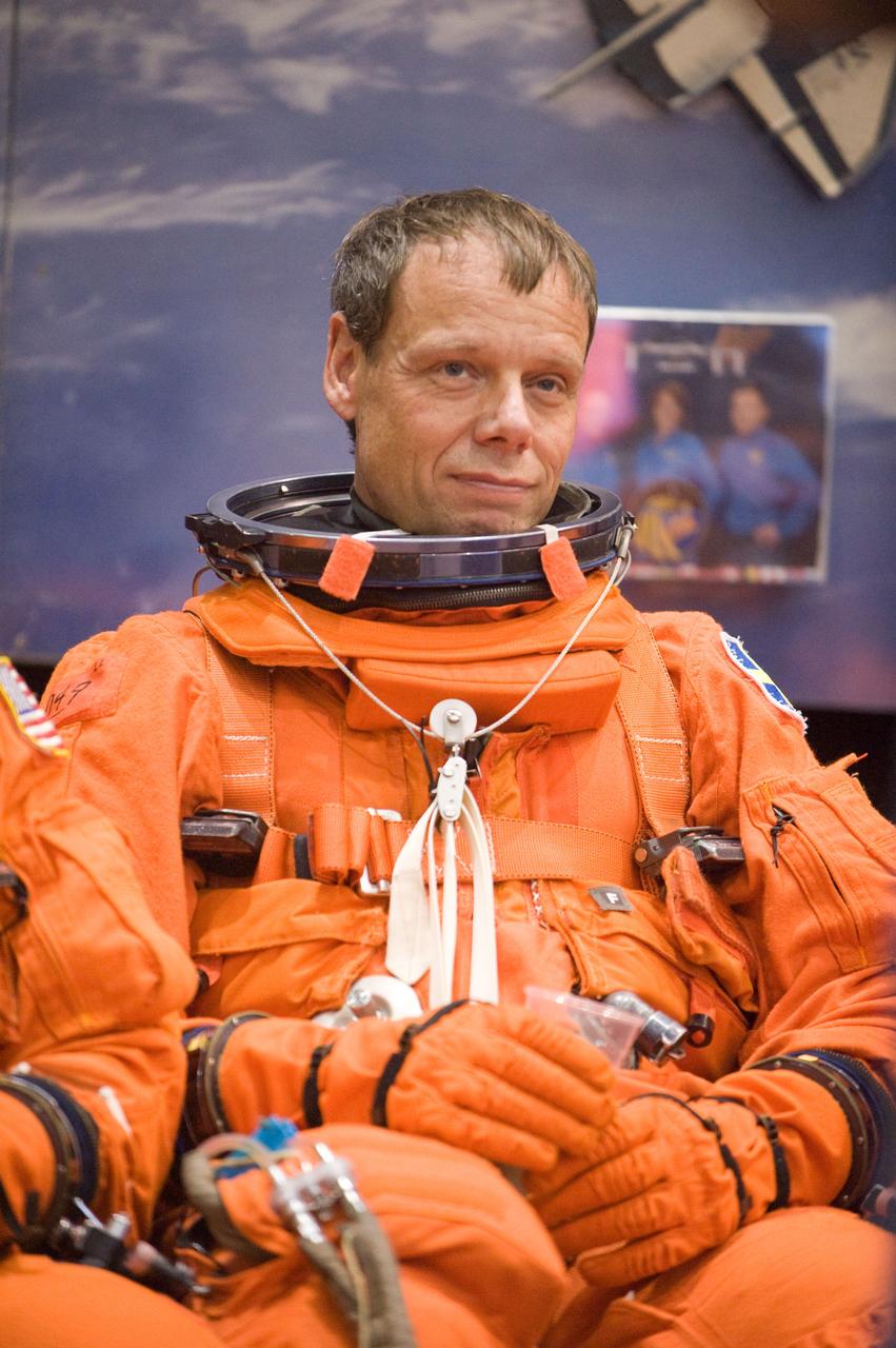 PHOTO DATE:  01-27-09 LOCATION: Bldg 9NW, FFT SUBJECT:  STS-128 crew with Expedition crew member Cady Coleman during payload egress training PHOTOGRAPHER:  BLAIR