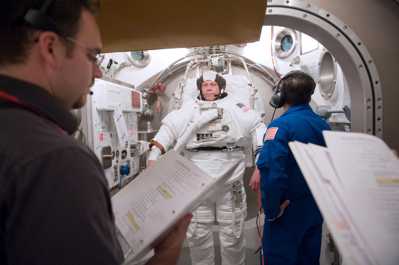 PHOTO DATE: 03/31/09 (Fuglesang) - 0900; LOCATION: Bldg 7/SSATA Chamber SUBJECT: Fuglesang (03/31) PHOTOGRAPHER: BILL STAFFORD X34753