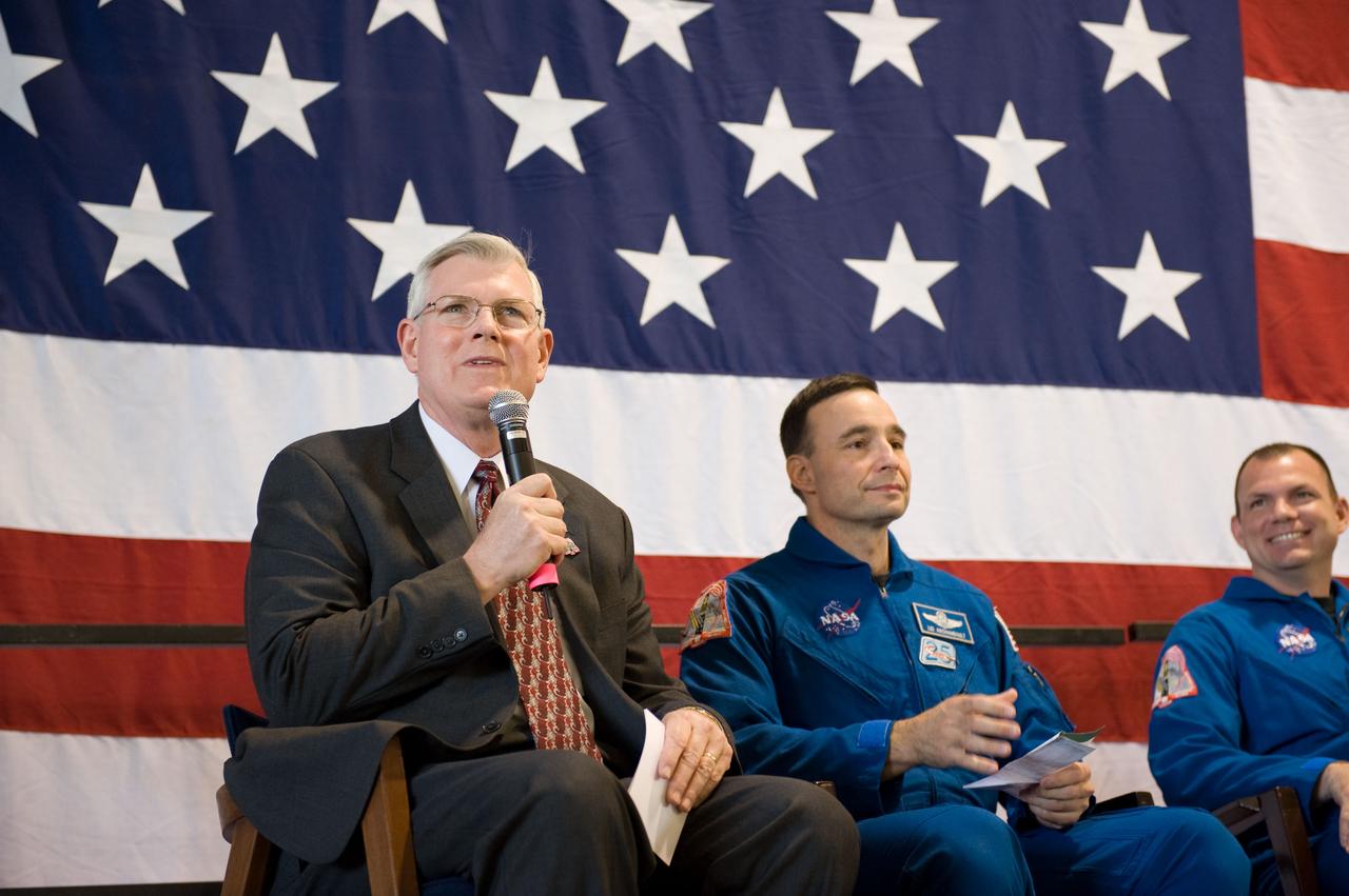 PHOTO DATE: 03-29-09   LOCATION: Ellington - Hangar 990 SUBJECT: STS-119 crew return ceremony. Photograph s of crew arriving, overall views, individual views of each astronaut, other special speakers, interaction with crowd, signing autographs. PHOTOGRAPHER:  Devin Boldt