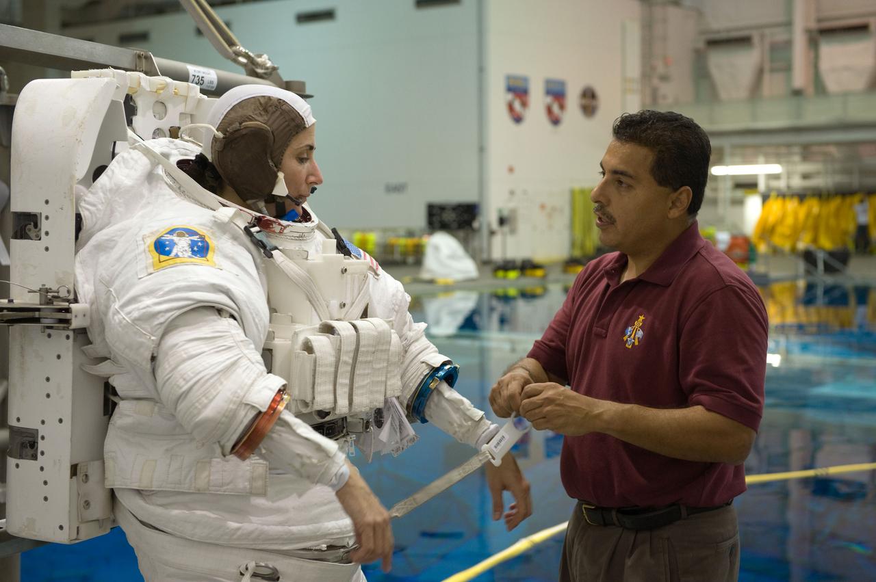 PHOTO DATE:  04-09-09 LOCATION: NBL POOL TOPSIDE SUBJECT: STS-128 crew members Danny Olivas and Nicole Stott during STS-128 17A EVA 1 training  PHOTOGRAPHER:  BILL STAFFORD X34753