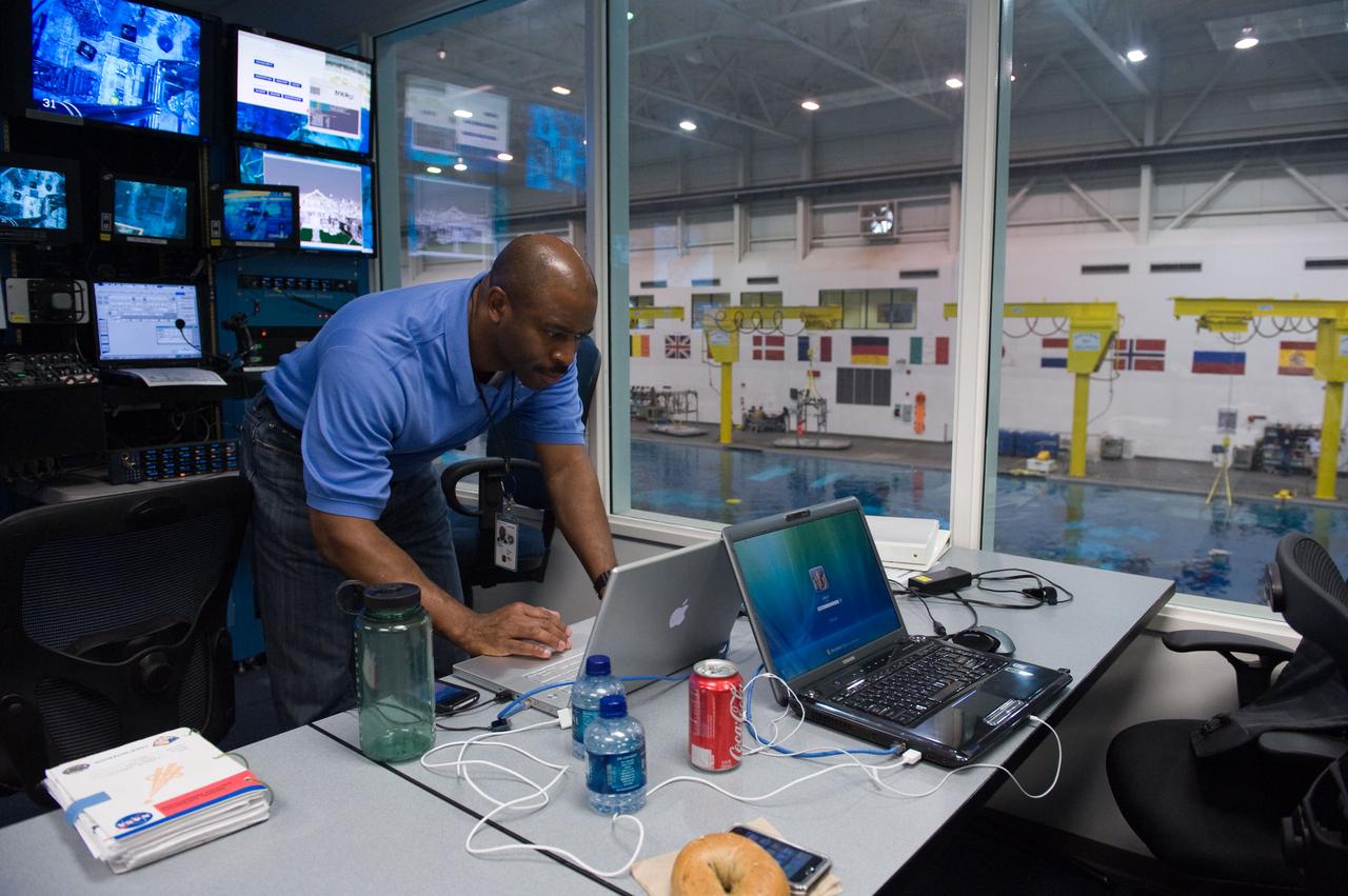 JSC2009-E-083006 (10 April 2009) --- Astronaut Leland Melvin, STS-129 mission specialist, participates in a training session in the simulation control area in the Neutral Buoyancy Laboratory (NBL) at the Sonny Carter Training Facility near NASA's Johnson Space Center.