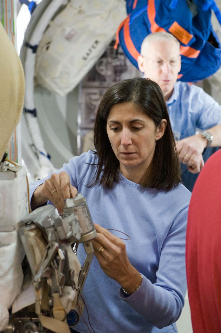 PHOTO DATE: 04-20-09 LOCATION: Bldg 9NW, ISS Mockup, Airlock SUBJECT: Preflight Coverage, STS 128 & Expedition 20 crews training in ISS Airlock mockup, Bldg 9NW PHOTOGRAPHER: BLAIR