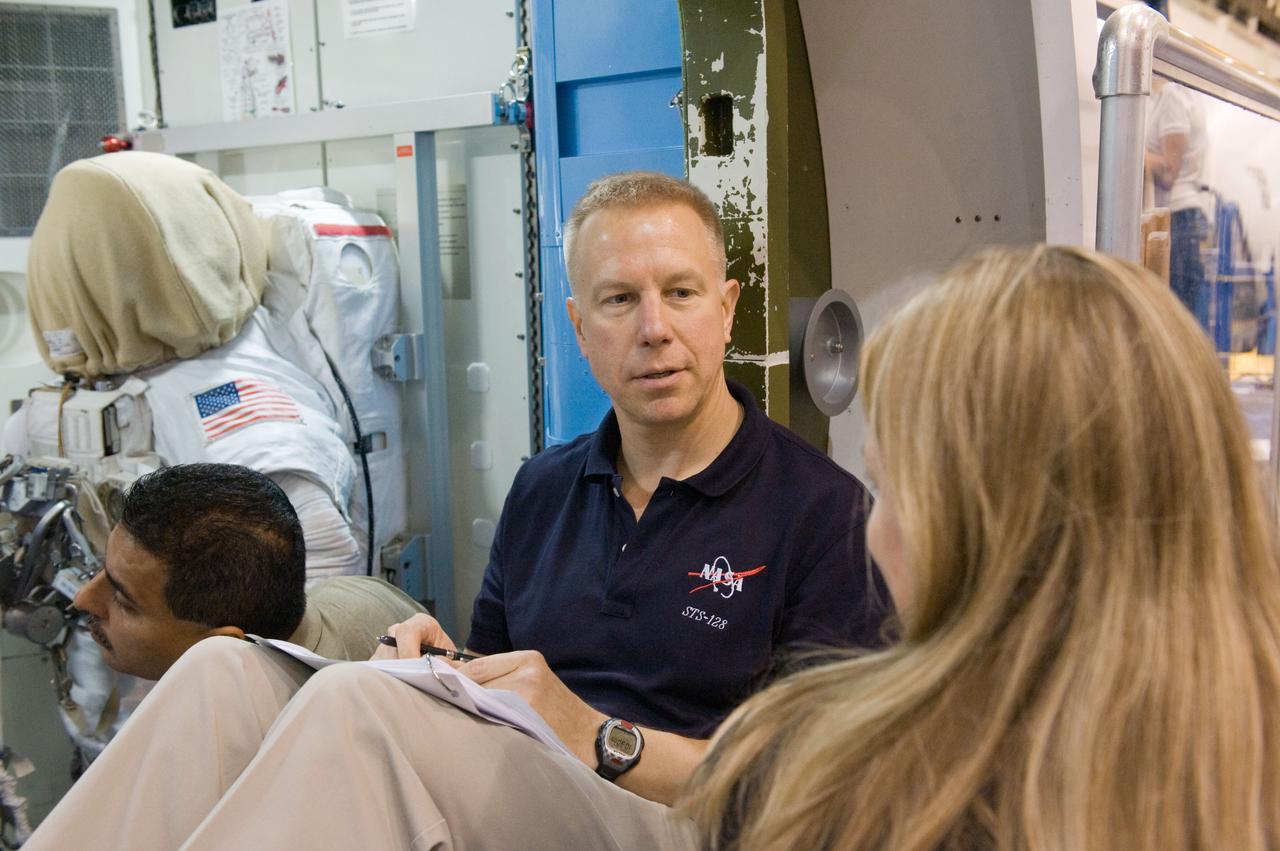 PHOTO DATE: 04-20-09 LOCATION: Bldg 9NW, ISS Mockup, Airlock SUBJECT: Preflight Coverage, STS 128 & Expedition 20 crews training in ISS Airlock mockup, Bldg 9NW PHOTOGRAPHER: BLAIR