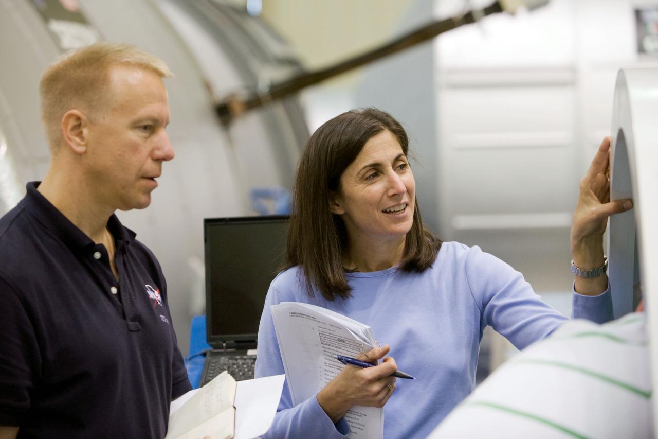 PHOTO DATE: 04-20-09 LOCATION: Bldg 9NW, ISS Mockup, Airlock SUBJECT: Preflight Coverage, STS 128 & Expedition 20 crews training in ISS Airlock mockup, Bldg 9NW PHOTOGRAPHER: BLAIR