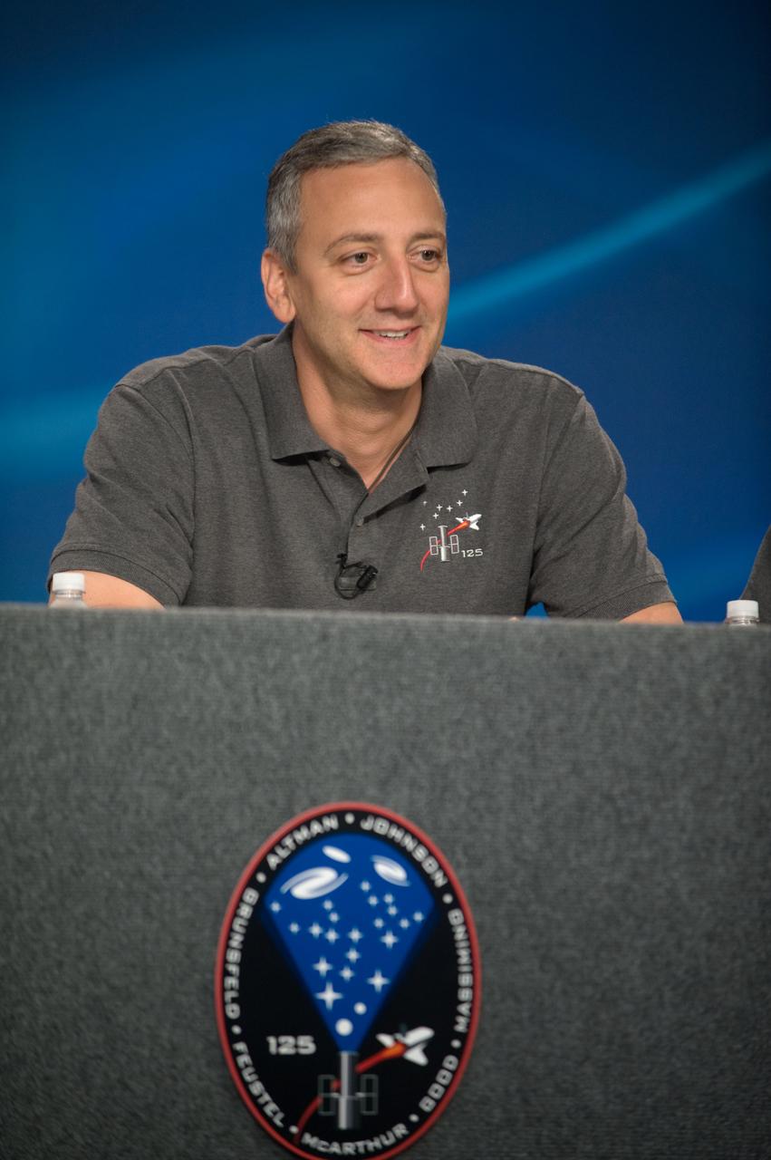  PHOTO DATE:04-23-09 LOCATION: PRESS BRIEFING ROOM SUBJECT: Photographic coverage of  STS-125 Press Conference PHOTOGRAPHER:  BILL STAFFORD X34753