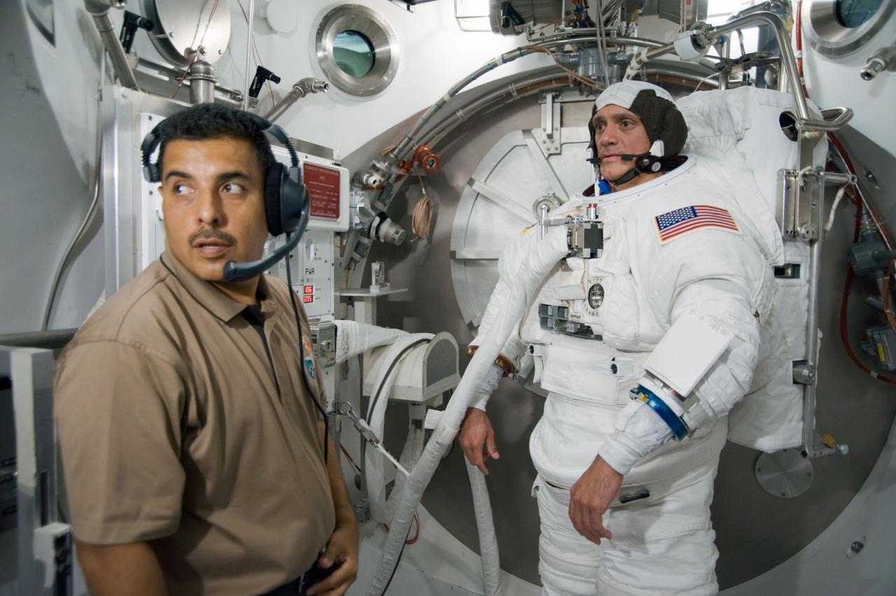 SSATA Crew Training and EMU Verification for STS-128 crew member Danny Olivas during suited dry run. Test Directors: Cristina Anchondo and Laura Campbell. Photo Date: April 22, 2009. Location: Building 7 - SSATA Chamber. Photographer: Robert Markowitz