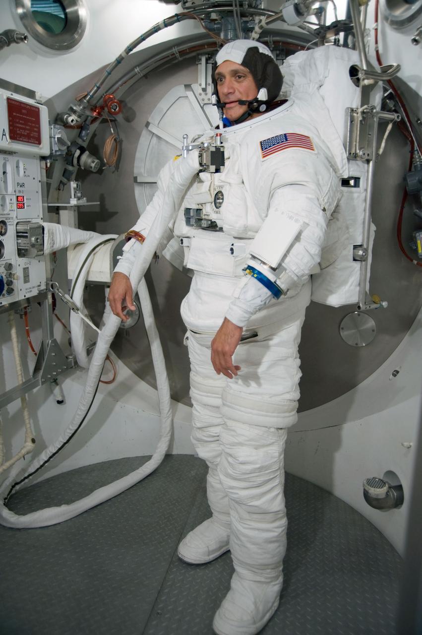 SSATA Crew Training and EMU Verification for STS-128 crew member Danny Olivas during suited dry run. Test Directors: Cristina Anchondo and Laura Campbell. Photo Date: April 22, 2009. Location: Building 7 - SSATA Chamber. Photographer: Robert Markowitz