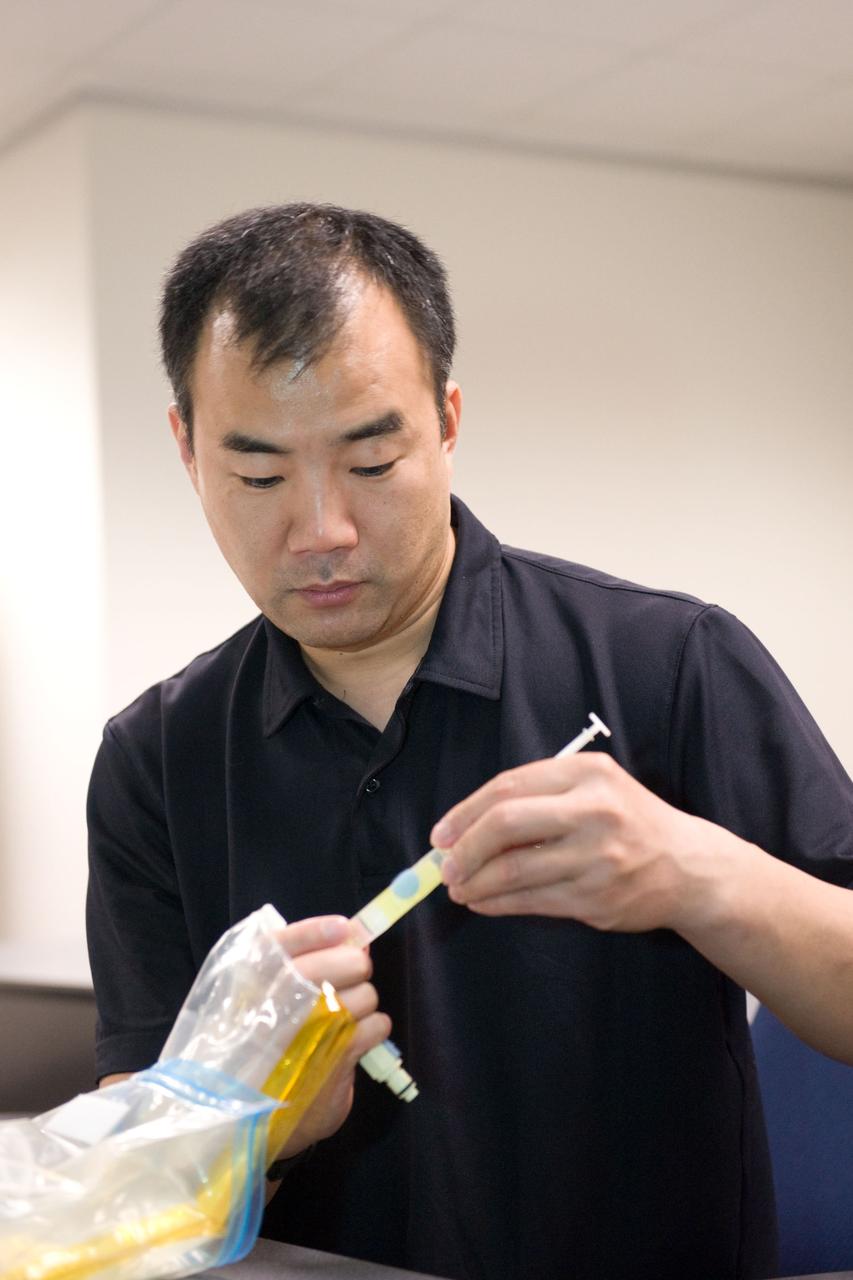 Date: 05-07-09 Location: Bldg 4 South , rm 1303 Subject: Photographic support for Expedition 21-22 Training: Bisphosphonates Ops with Soichi Noguch Photographer: Blair   