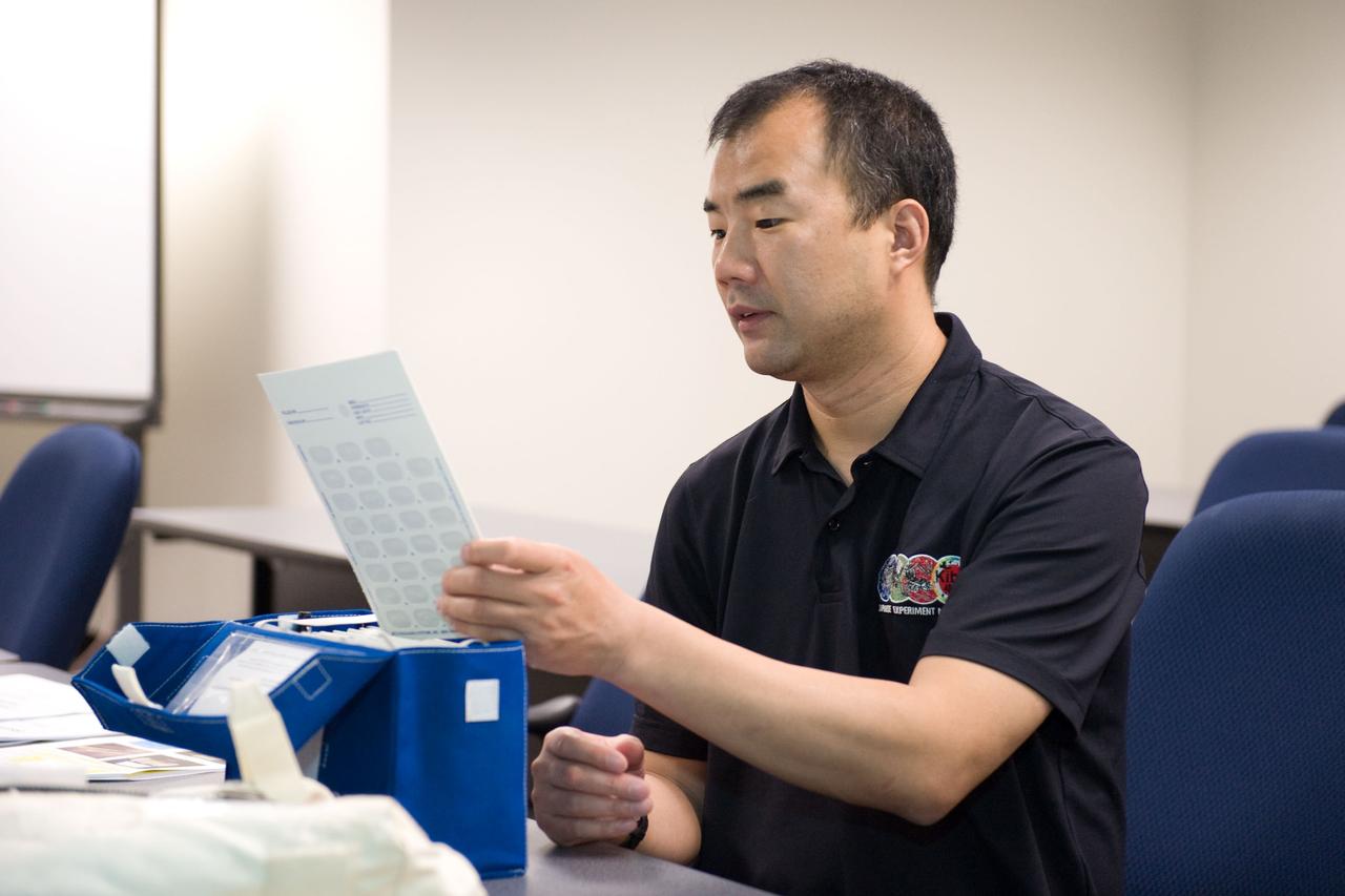 Date: 05-07-09 Location: Bldg 4 South , rm 1303 Subject: Photographic support for Expedition 21-22 Training: Bisphosphonates Ops with Soichi Noguch Photographer: Blair   