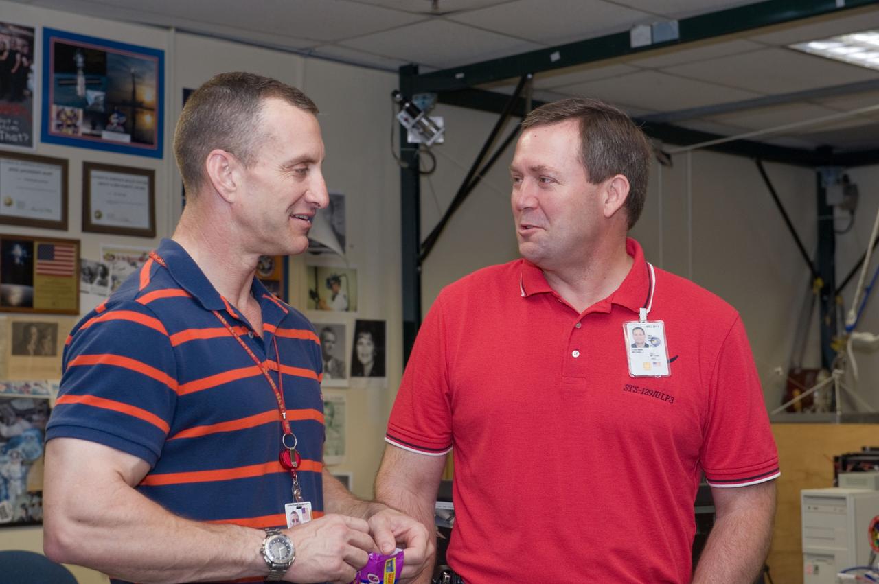 PHOTO DATE: 05_07_09 LOCATION: B9 VR LAB SUBJECT: STS-129 EVA VR TRAINING PHOTOGRAPHER: GEESEMAN